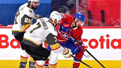 Montreals Artturi Lehkonen försöker trycka sig förbi Vegas Alex Pietrangelo.