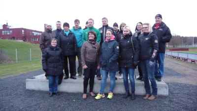 Många föreningar hjälper Lappfjärdsgymnasterna med läktarbygget.