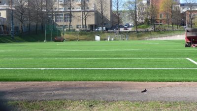 Konstgräset på Barkplan lyser grönt.