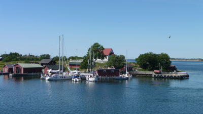 vy över aspö med hamnplatser och kyrka
