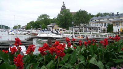 Blomsterplanteringar i Nådendals gästhamn.