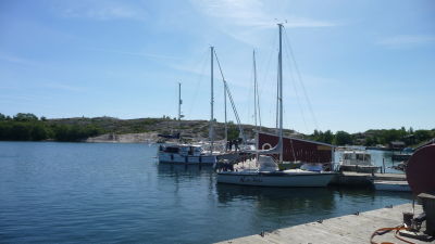 Gästbryggan på Aspö med tre båtar förtöjda.