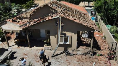 Den här bilden som togs på lördagen i Sderot, i södra Israel, visar omfattande skador på ett bostadshus efter Hamas raketattacker.