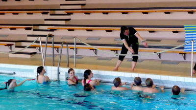 Simundervisning i Vasa simhall