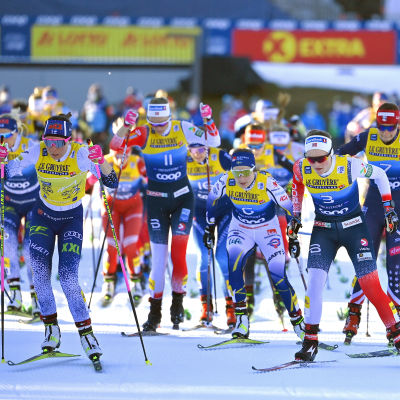 Naisten 10 kilometrin vapaan hiihtotavan yhteislähtö Oberstdorfissa 2021.