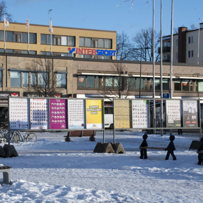Valreklam på Borgå torg inför välfärdsområdesvalet. 