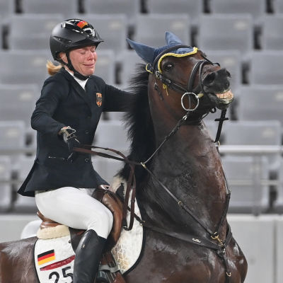 Saksan Annika Schleu olympialaisten viisiottelussa hevosen selässä.