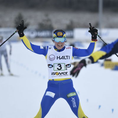 Krista Pärmäkoski jublar då hon korsar mållinjen