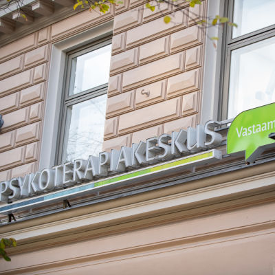 Psykoterapicentret Vastaamos logo mot en husfasad.