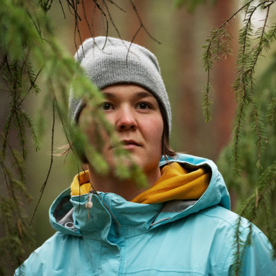 Anni Keisala under en skogspromenad.