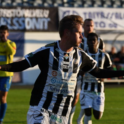 TPS-spelaren Ilari Mettälä firar ett mål i matchen mot Gnistan.