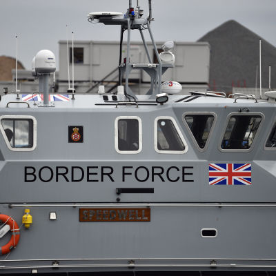 Rannikkovartioston alus, jonka kyljessä on Britannian lippu ja pelastusrengas.