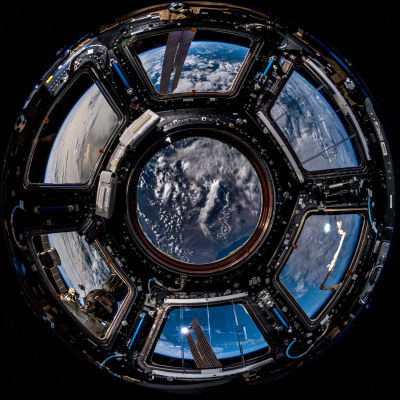 Maapallo kuvattuna avaruusaseman ns. kupolista.