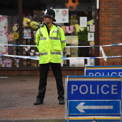 Polisen spärrade av området kring en italiensk restaurang i Salisbury då ett par plötsligt insjuknade i restaurangen 