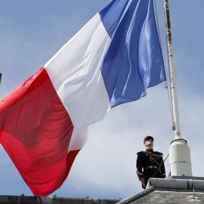 Flaggan på halv stång vid Élyséepalatset i Paris den 15 juli 2016 efter attacken i Nice.