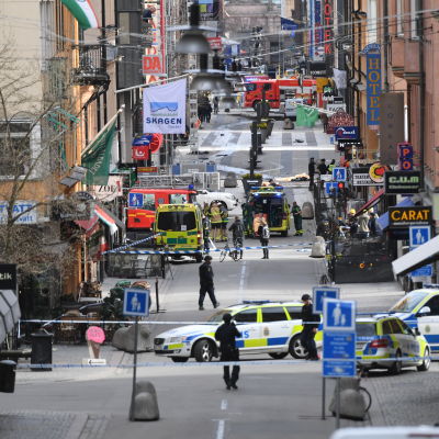Utryckningsfordon på Drottninggatan i Stockholm efter attacken den 7 april