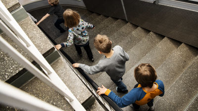 skolelever i trappa