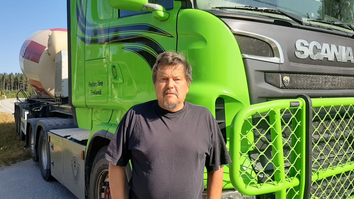 Pensionären Guy Käcko kör lastbil varje dag – aldrig förr har det varit så svårt att hitta chaufförer - Vimarsana News