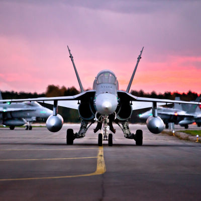 Flygvapnets Hornet-plan under en militärövning 2012