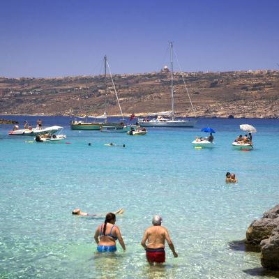 Turister vid den maltesiska ön Comino.