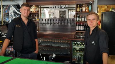 Två män som står i en bar.