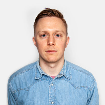 Lucas Dahlström tittar in i kameran.