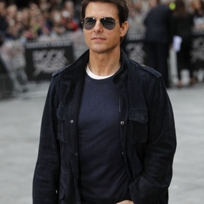 Tom Cruise i mörka glasögon.