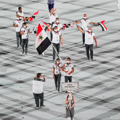 Hend Zaza bär den syriska flaggan under OS-invigningen.