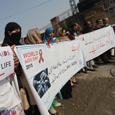 Pakistanier deltar i en demonstration för att sprida information under den internationella AIDS-dagen.