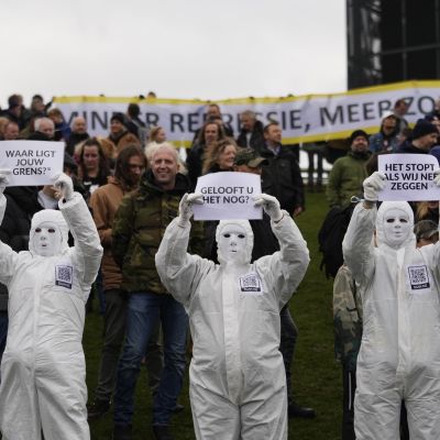 protest mot coronarestriktioner i Amsterdam