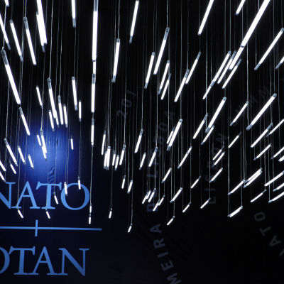 Strålande lampor över Natos symboler på toppmöte i Lissabon