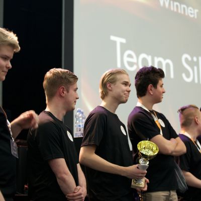 Det vinnande laget Team Silvers med pokalen från Insomnolence 2017
