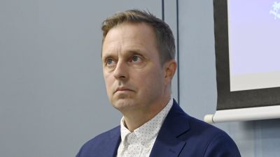 Pasi Pohjola i allvarlig min, han tittar inte i kameran.