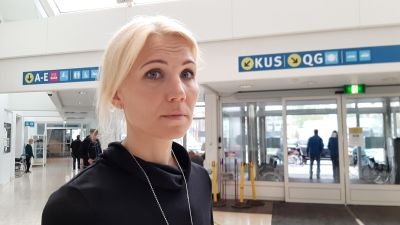 Marina Kinnunen är direktör för Vasa sjukvårdsdistrikt. Här står hon klädd i svart vid huvudentrén på Vasa centralsjukhus.