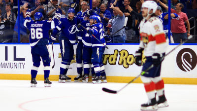 Tampa Bay juhlii taustalla, etualalla pettynyt Florida-pelaaja.