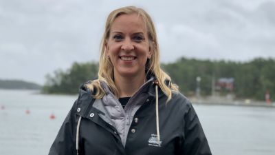 Sandra Bergqvist i regnrock, i småbåtshamnen i Nagu.