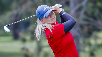 Matilda Castren har slagit ett golfslag.