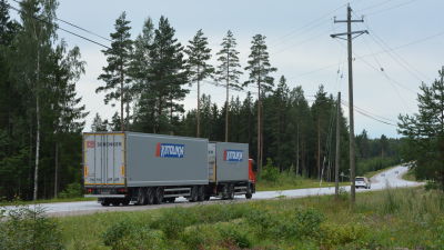 Trafik på riksväg 25 vid Mjöbolsta.