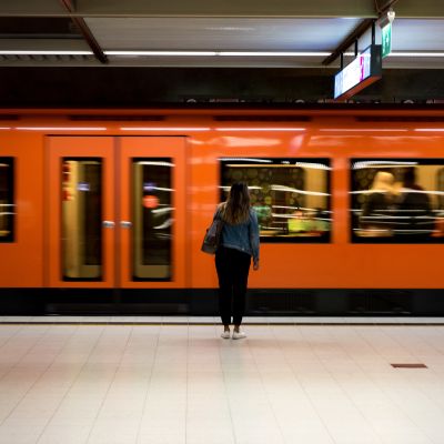 Ihmisiä astumassa ulos metrojunasta, metro Rautatieasema