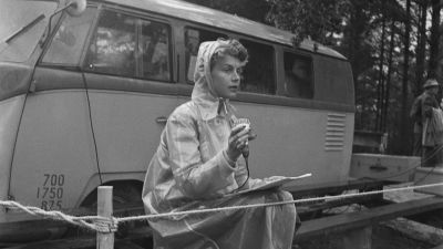 Nuori Yleisradion toimittaja Saara Palmgren kentällä tekemässä radioreportaasia vuonna 1954