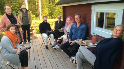 många mänskor sitter på en altan