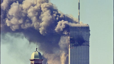 Vy över New York och WTC som brinner år 2001 i samband med 11 september-attackerna.