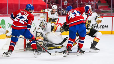 Robin Lehner fokuserar mot pucken.