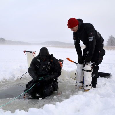 Dykare ute på isen.