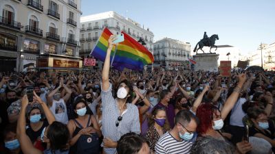 Demonstranter med regnbågsflaggor samlade på Puerta del Sol i centrum av Madrid på måndag kväll.