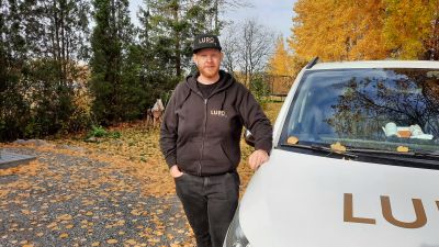 Eemeli Liljeström lutad mot sin bil.