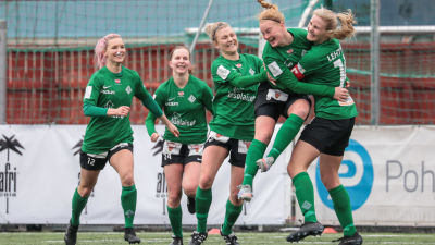HPS jublar efter ett mål.