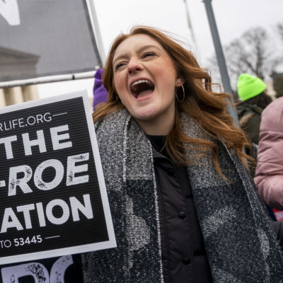 En kvinna håller i en skylt där det står "I am the post-Roe generation"