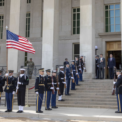 USA:s försvarsminister Mark Esper (till vänster uppe på trappan) träffade sin brittiska kollega Ben Wallace i Pentagon den 3 mars 2020.