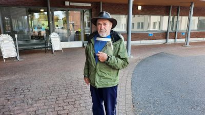 Harry Blomqvist utanför Nickby social- och hälsostation.